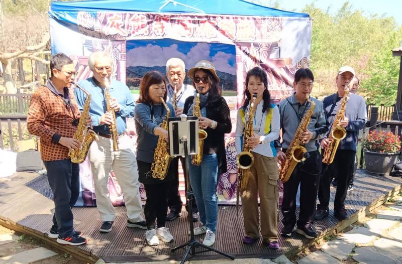 布袋戲演出薩克斯風伴奏    灰熊樂團結合古早味與現代風    新潮表演獲讚賞 